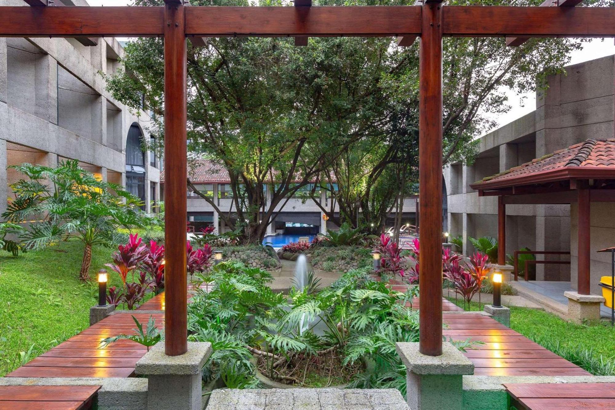 Radisson San Jose-Costa Rica Hotel Exterior photo The courtyard of the hotel